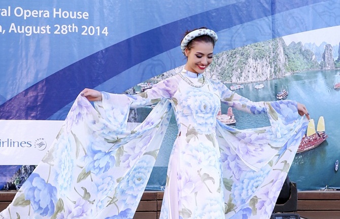 Hồng Quế diện áo dài Hoàng Hải nổi bật tại Malta